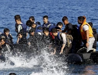 Βίντεο ντοκουμέντο: Τούρκος διακινητής ανενόχλητος αποβιβάζει λαθραίους μετανάστες στη Σάμο